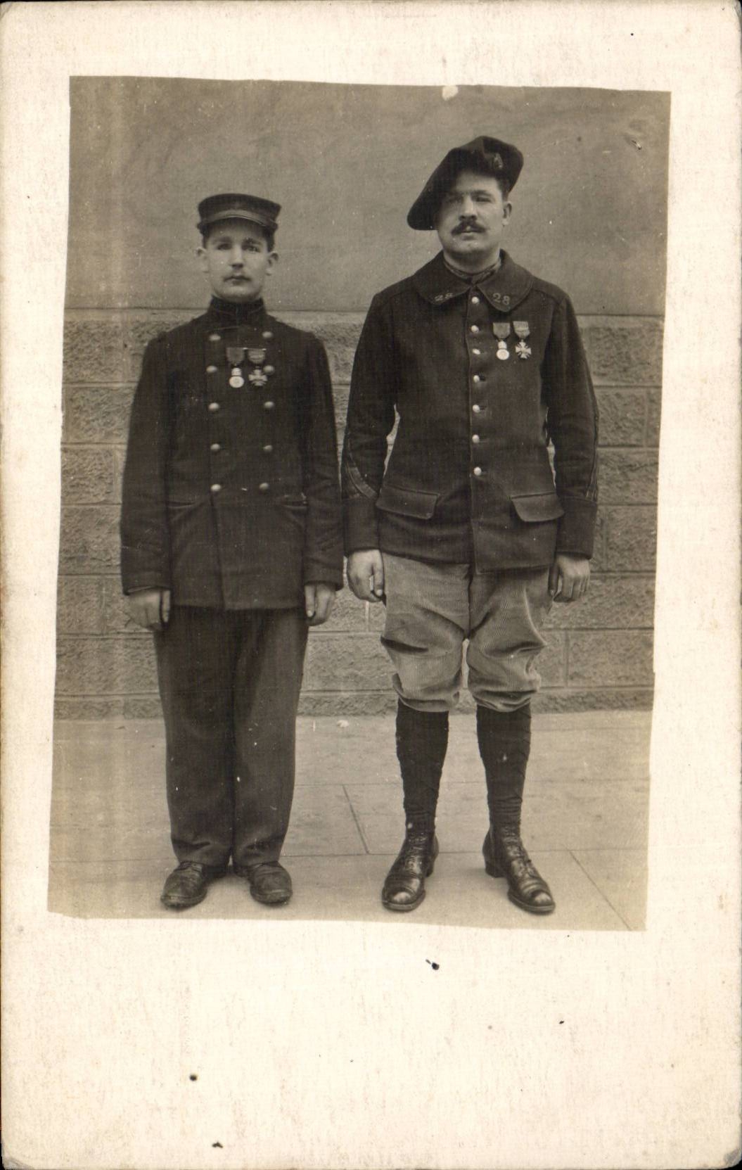 Deux soldats décorés — France — éditeur inconnu, n° de série non visible