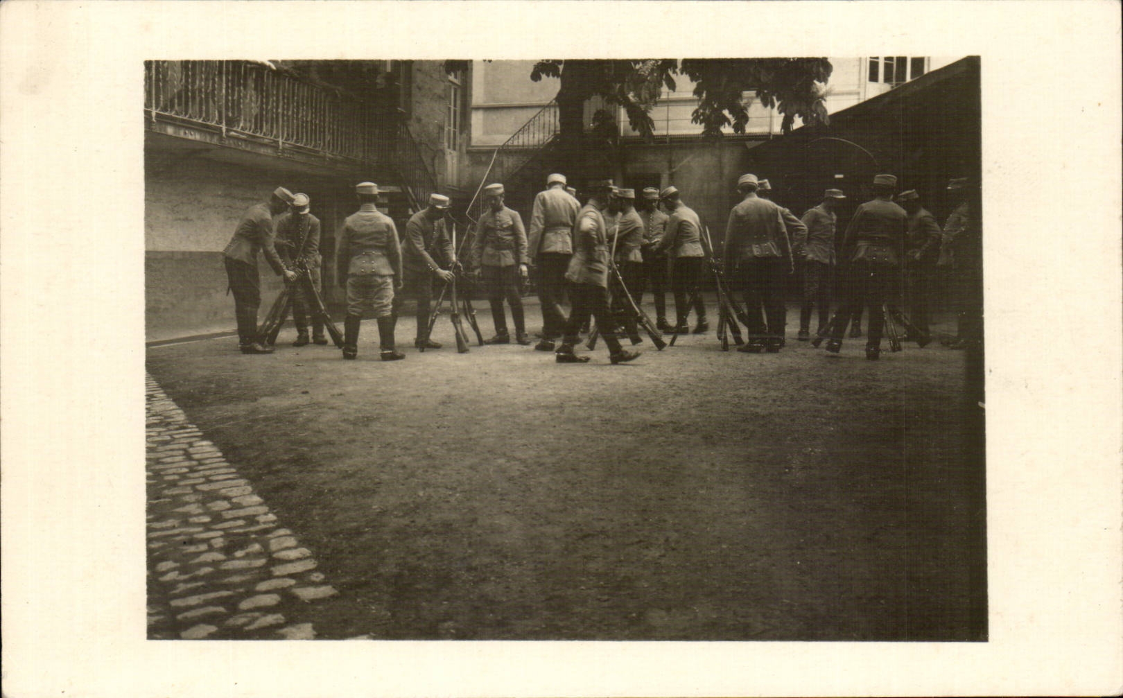 CPA CARTE PHOTO Militaria Soldats