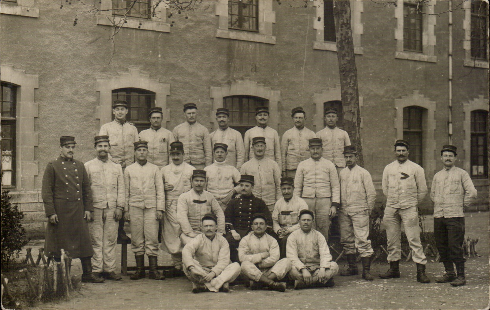 CPA CARTE PHOTO Militaria Soldats