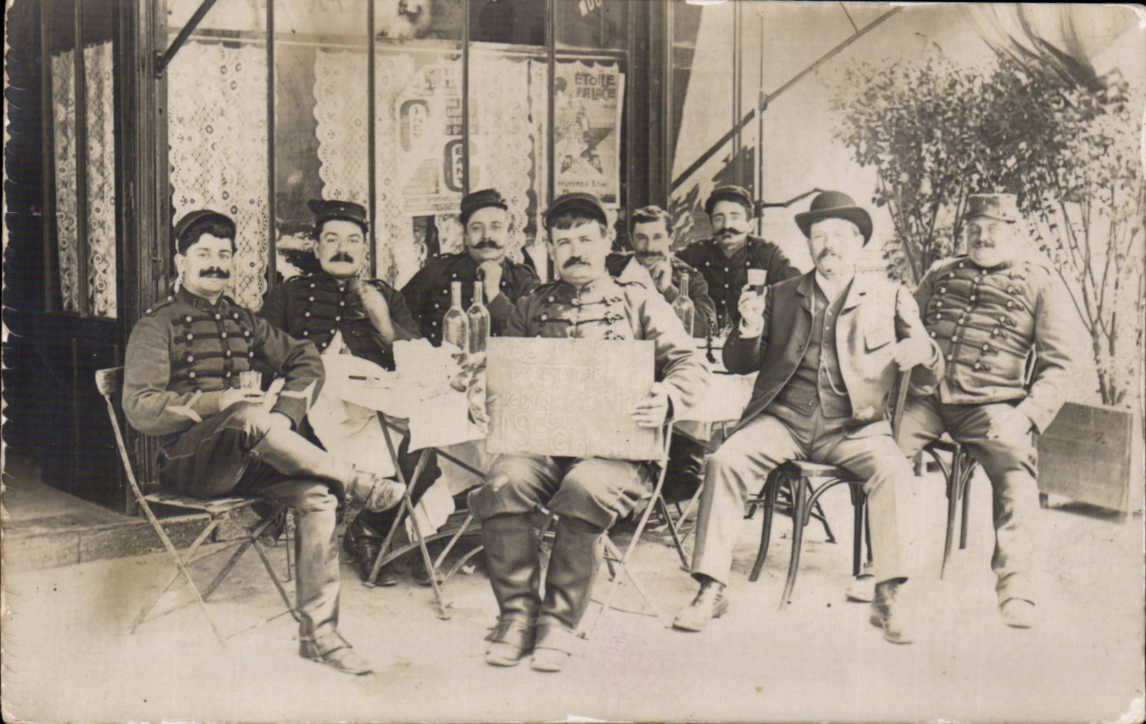 Groupe de militaires et civil à une terrasse — Étoile Française — éditeur non identifié