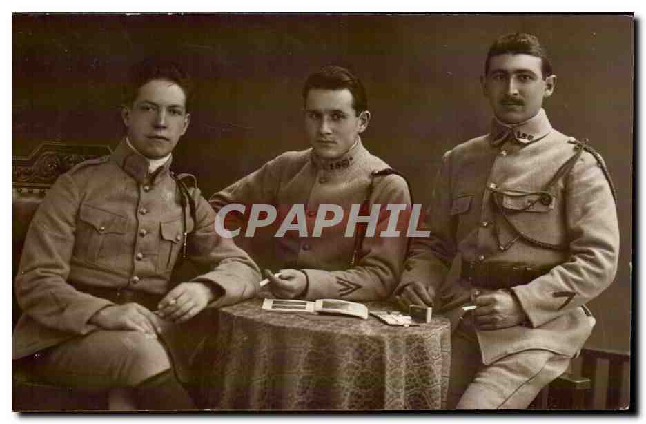 Tres soldados en uniforme — estudio