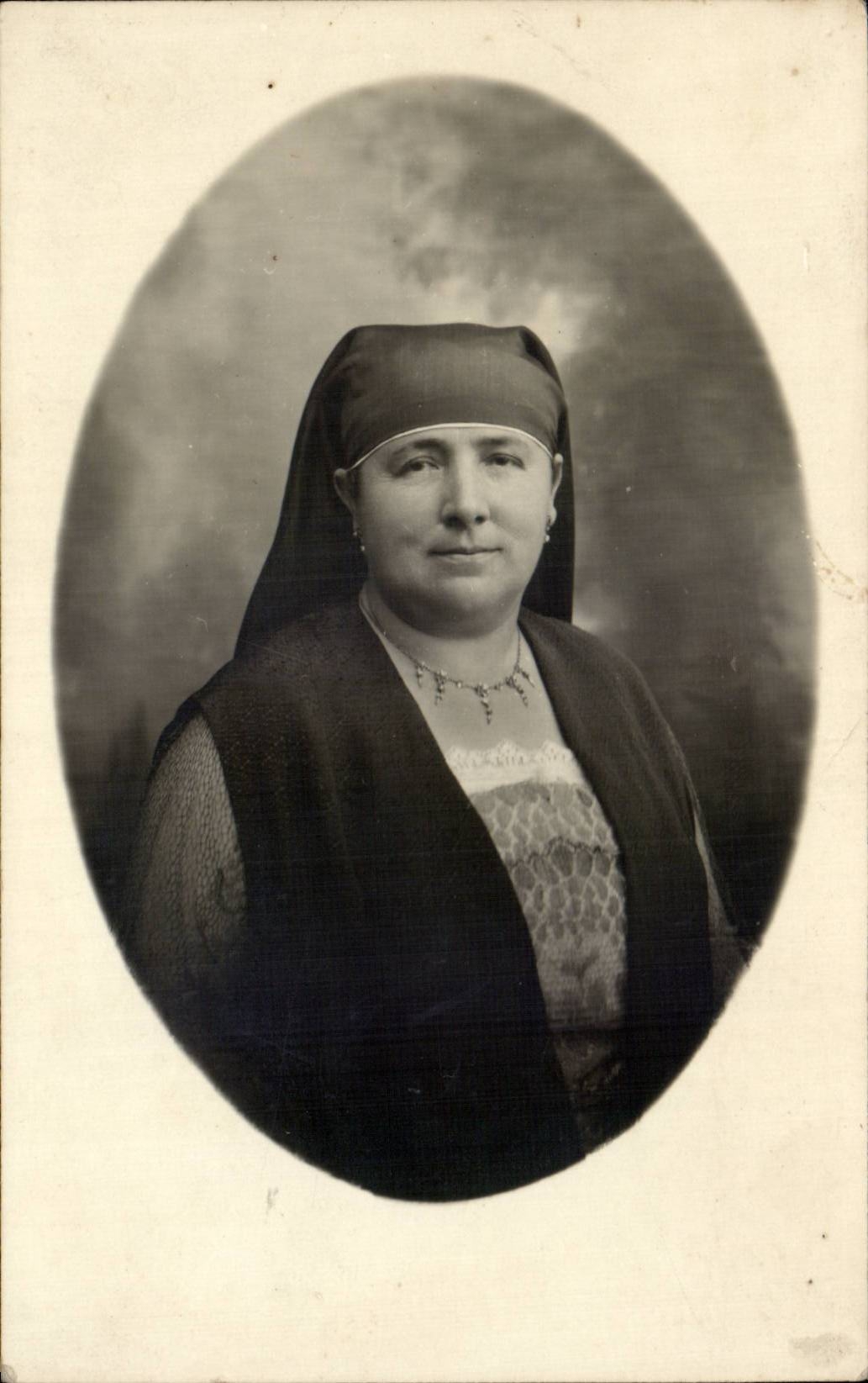 Portrait d'une femme — éditeur inconnu, n° de série non visible