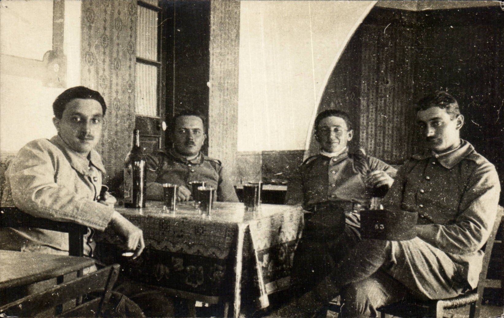 CARTE PHOTO Militaria Soldats au messe