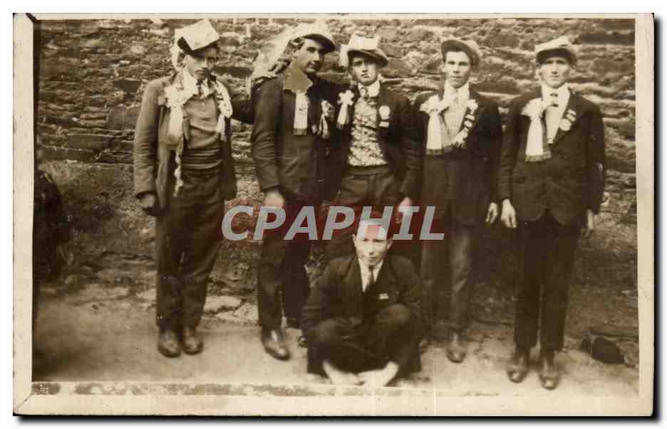 CARTE PHOTO Jeunes hommes medailles Folklore Costume