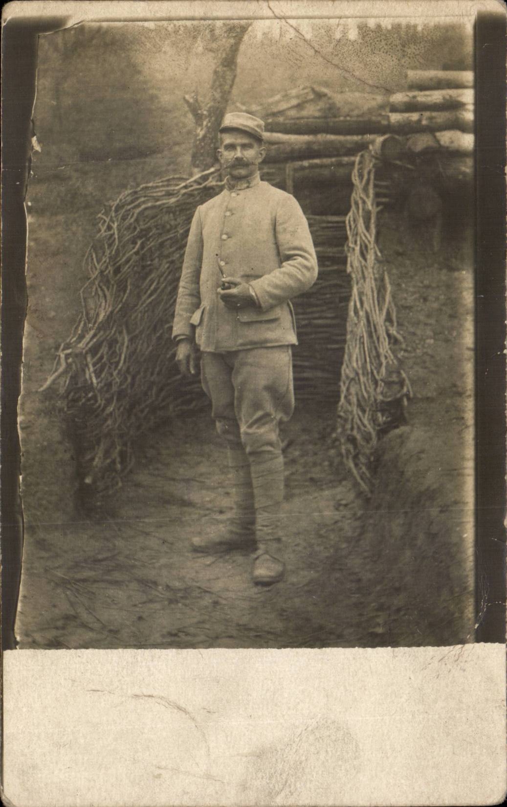 CARTE PHOTO Militaria Soldat dans les tranchees