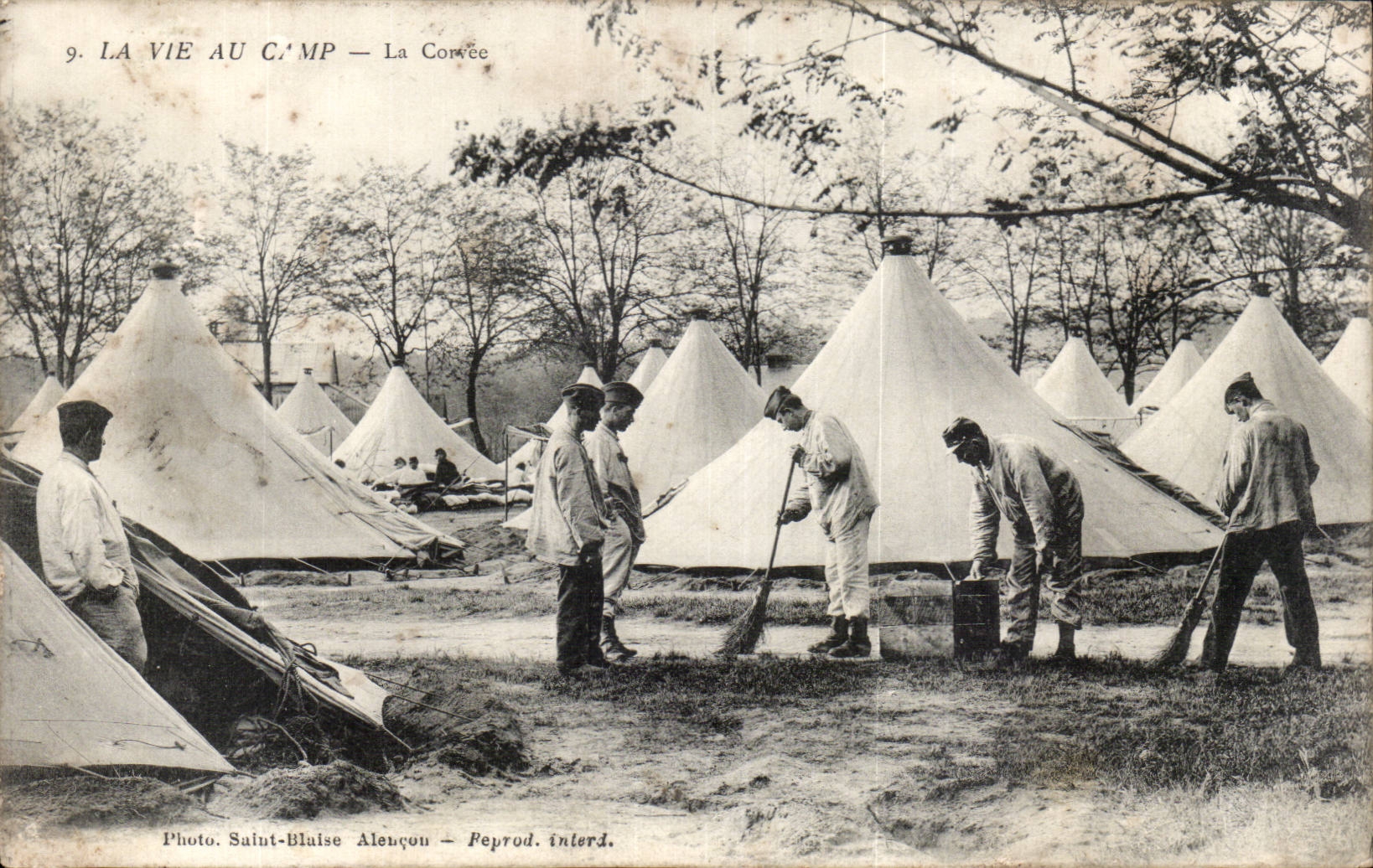 La Vie au Camp — La Corwée — Photo. Saint-Blaise Alençon — Reprod. interd.