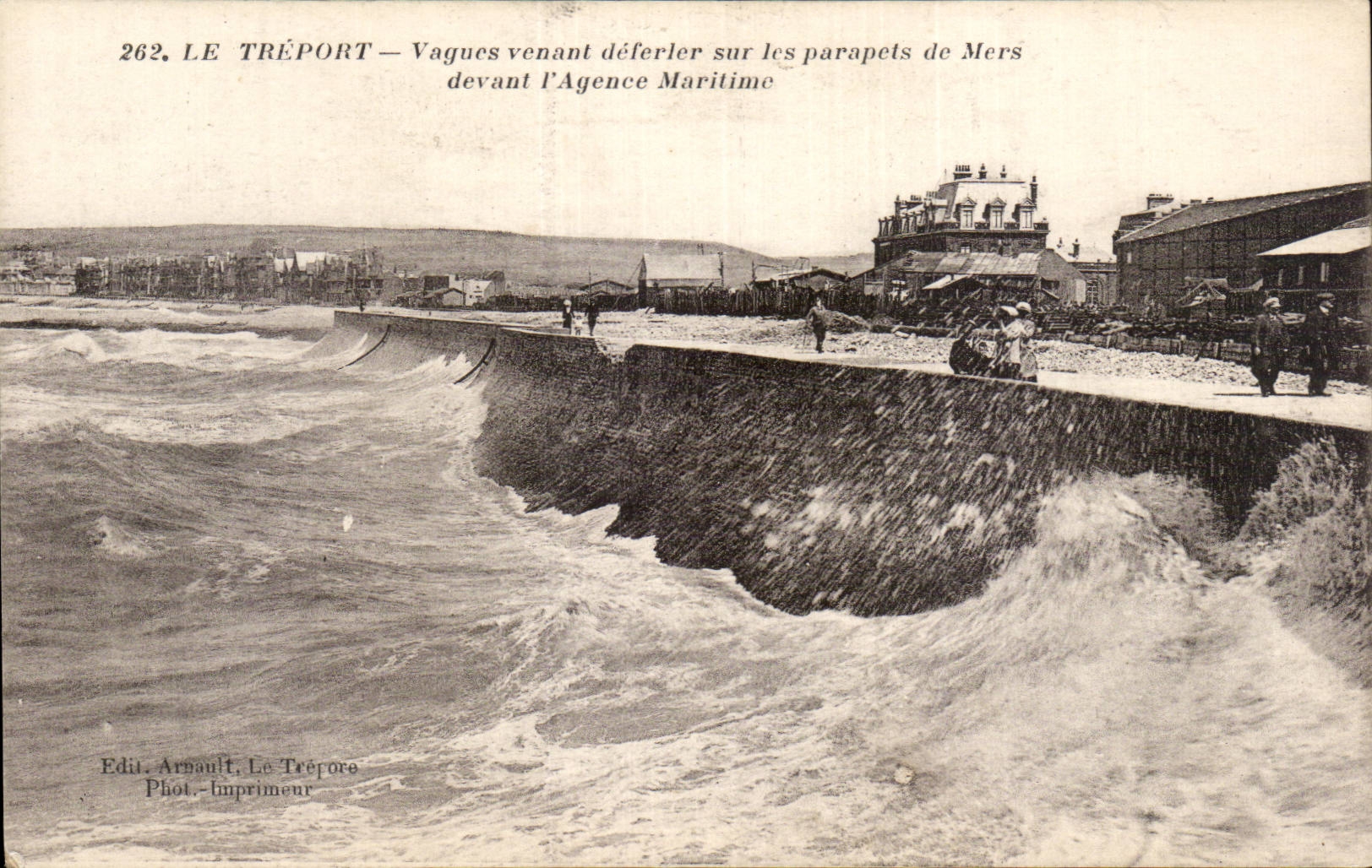 CPA Le Treport Vagues venant deferler sur les parapets de Mers devant l'agence maritime