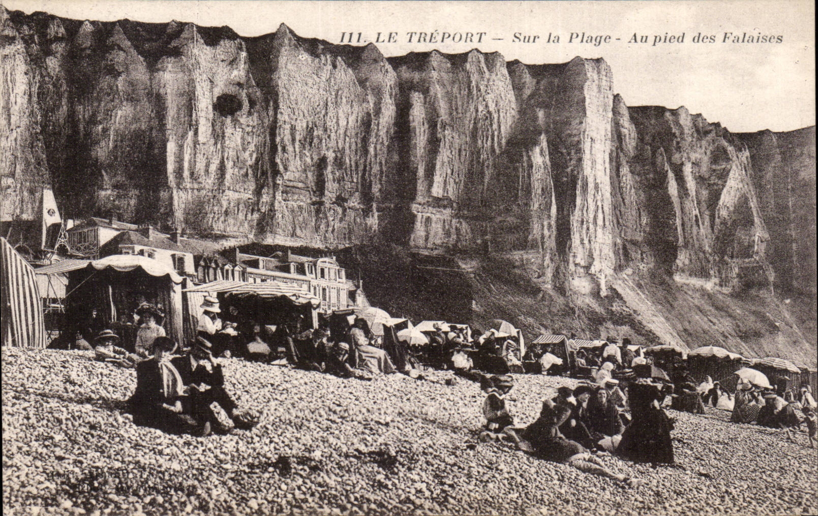 CPA Le Treport Sur la plage Au pied des falaises