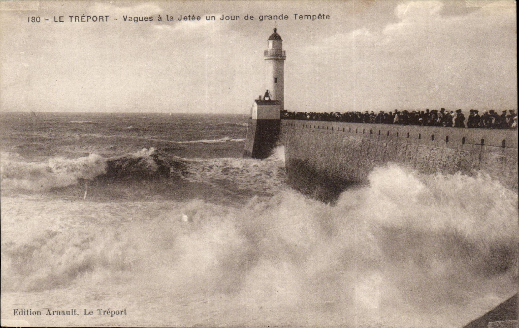 CPA Le Treport Vagues a la jetee un jour de tempete Phare Lighthouse