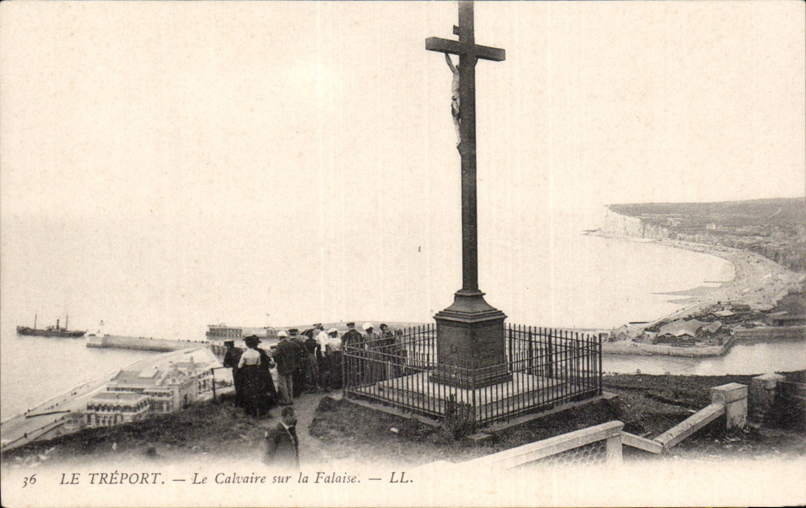 CPA Le Treport Le calvaire sur la falaise