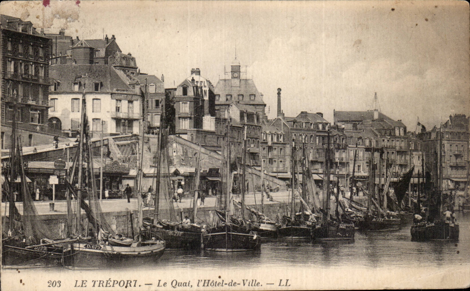 CPA Le Treport Le quai L'hotel de ville