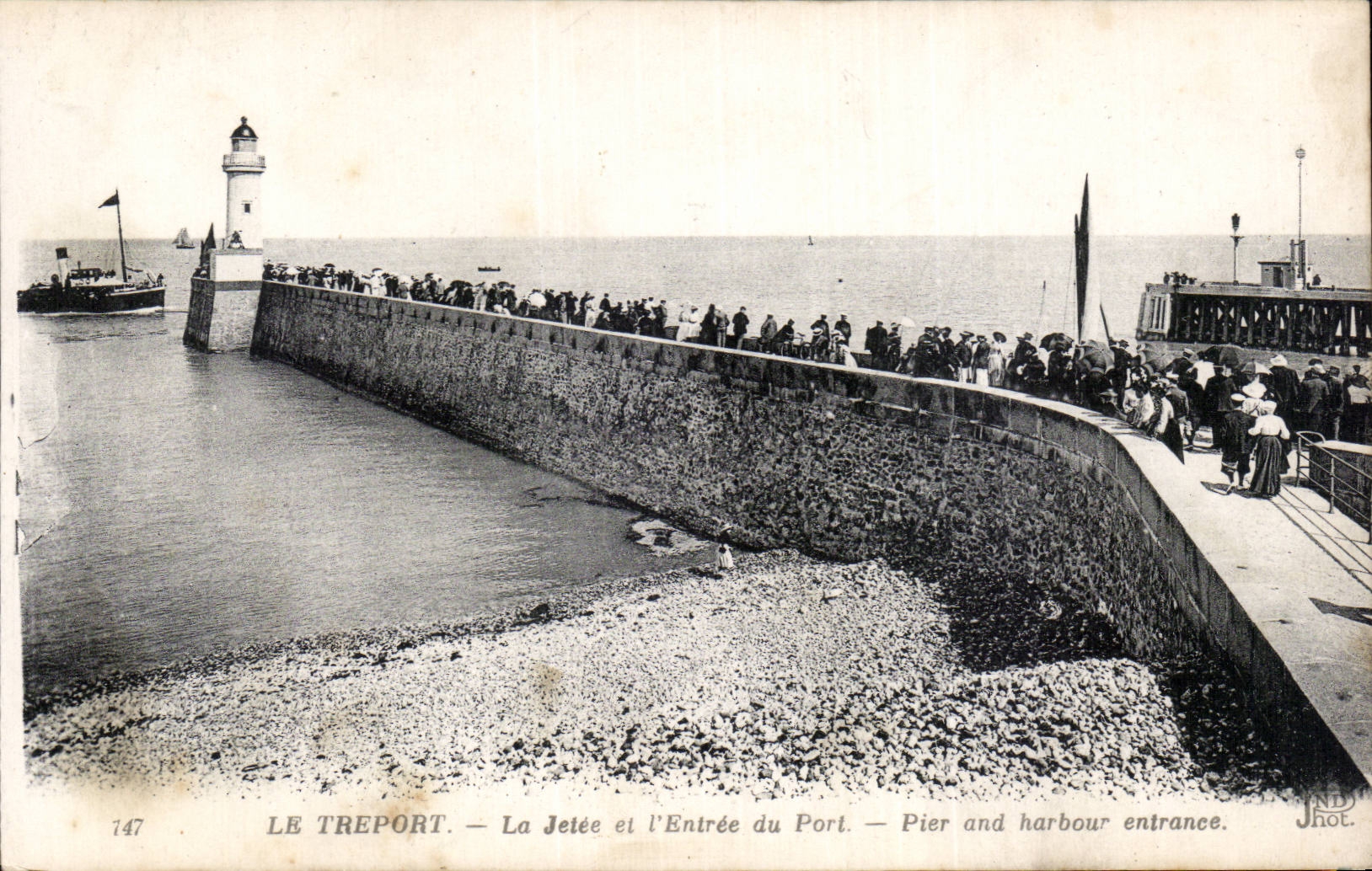 CPA Le Treport La jetee et l'entree du port 