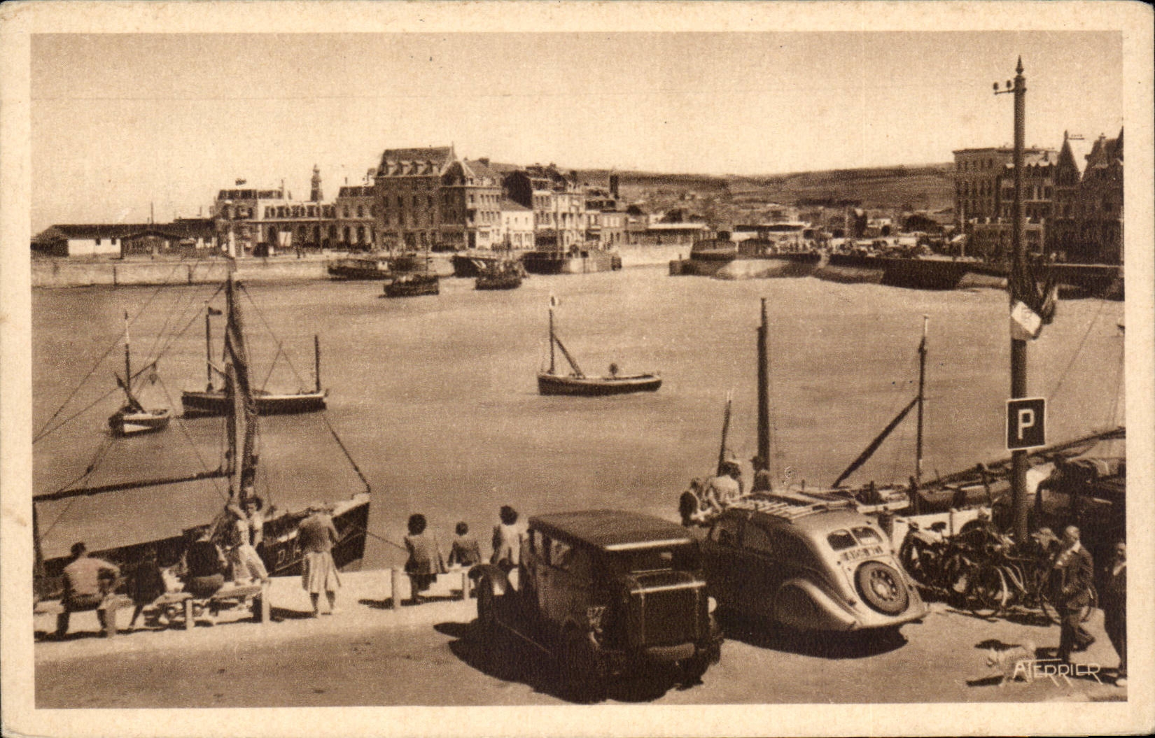 CPA Le Treport Le port et la gare