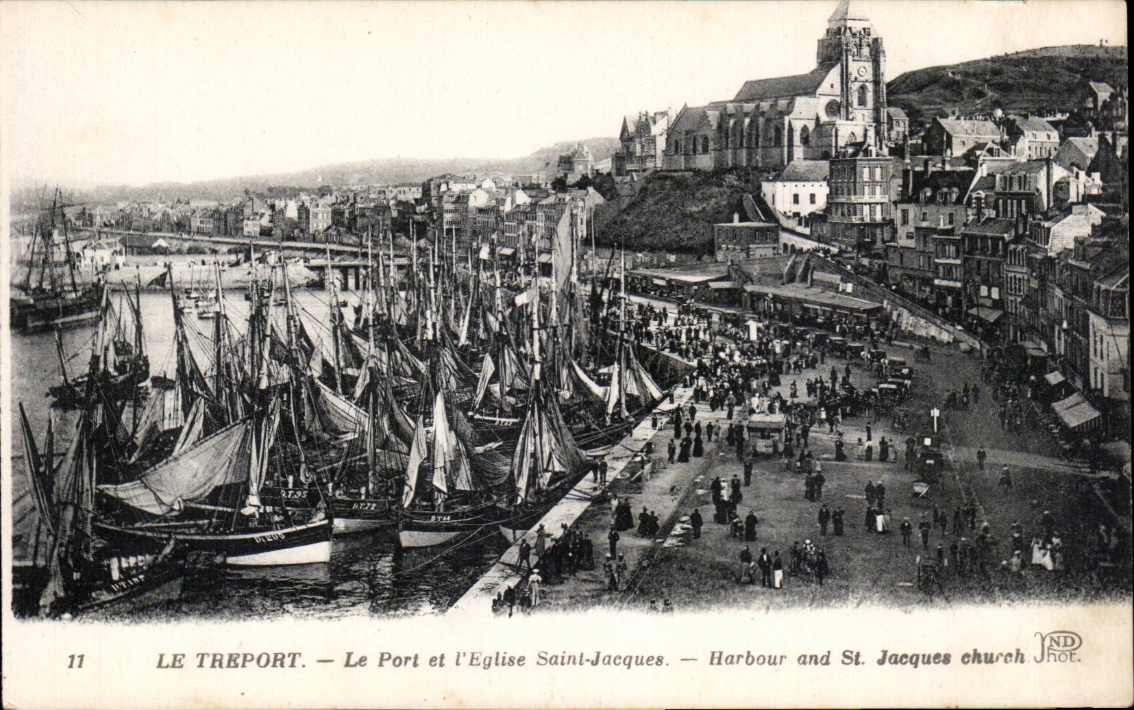 CPA Le Treport Le port et l'eglise Saint Jacques