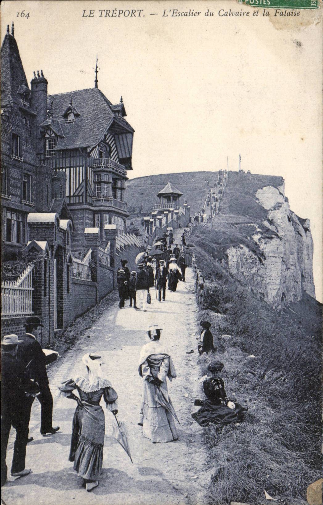 CPA Le Treport L'escalier du calvaire et la falaise