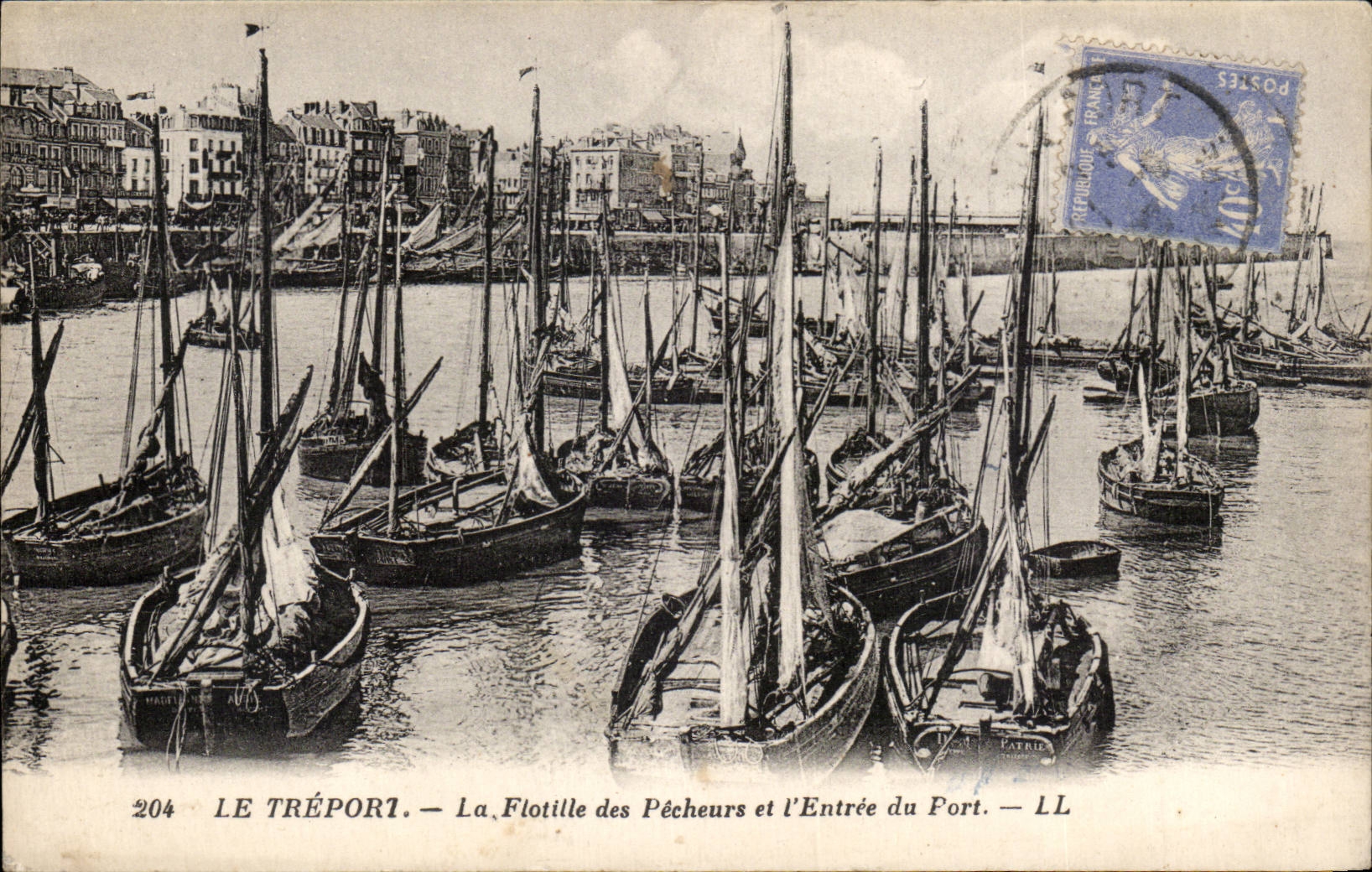 CPA Le Treport La flotille des pecheurs et l'entree du port