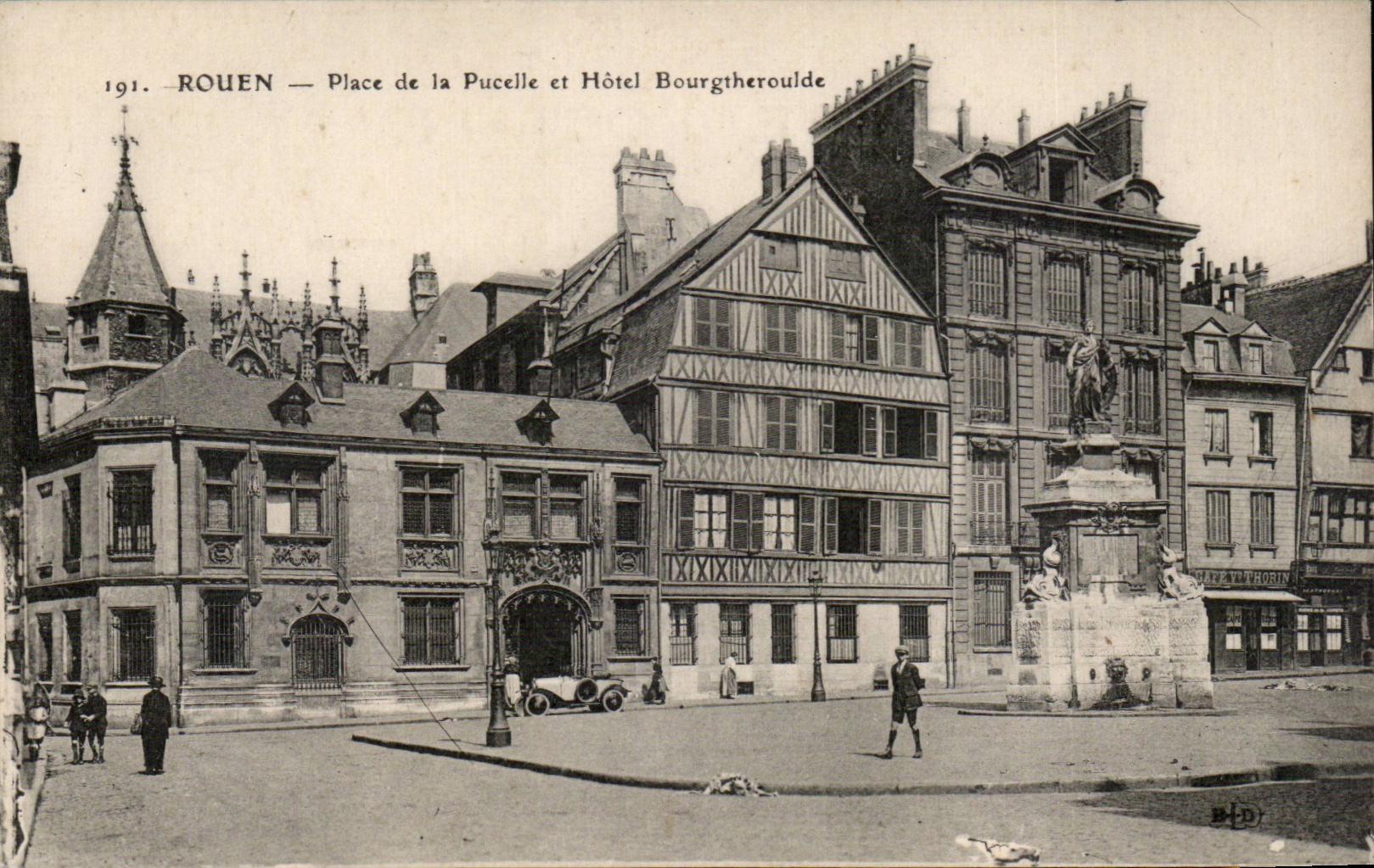 CPA Rouen Place de la Pucelle et Hotel Bourgtheroulde