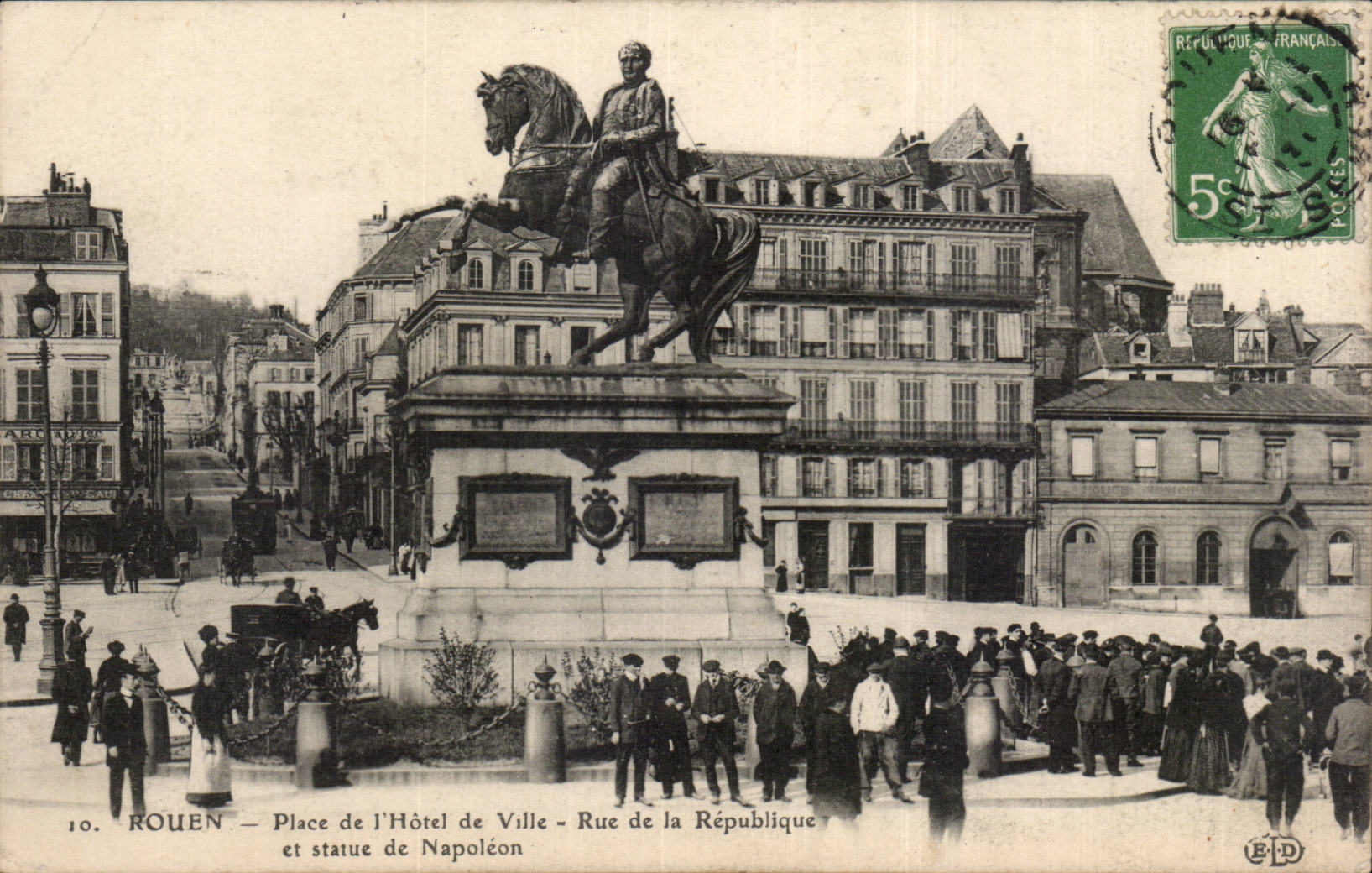 CPA Rouen Place de l'hotel de ville Rue de la Republique et statue de Napoleon
