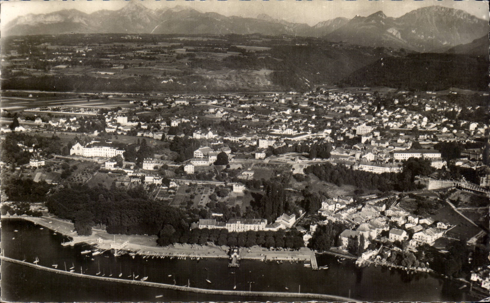 Thonon-les-Bains — Vue générale aérienne sur le Port, la Ville et la Dent d'Oche (2.225 m) — photographie aérienne