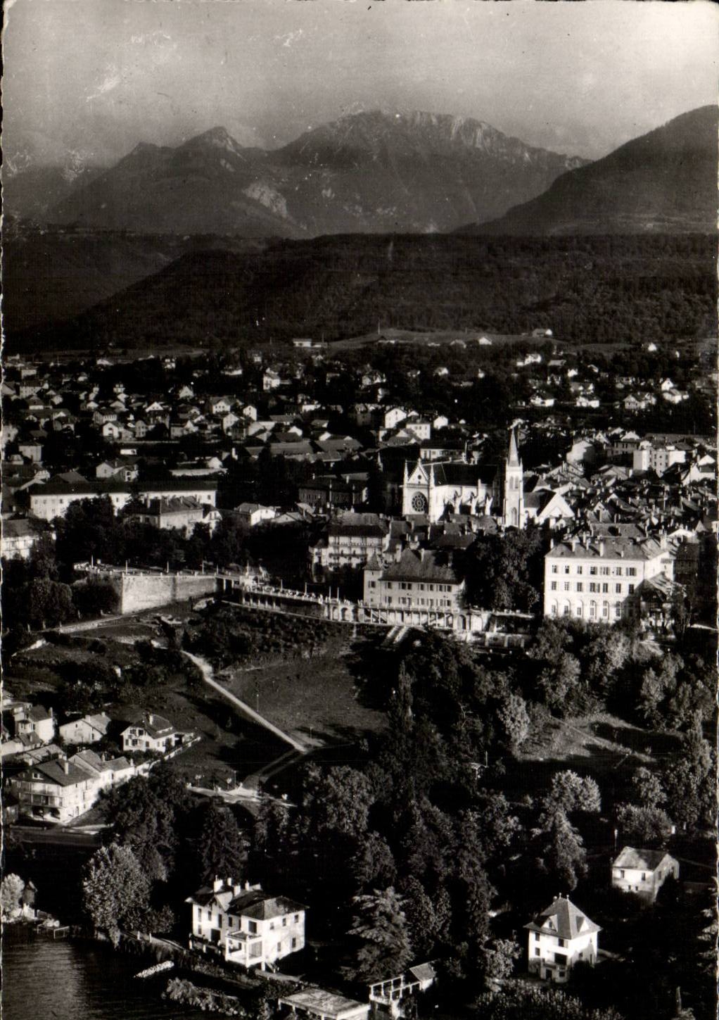 Thonon-les-Bains (Hte-Savoie) — Vue aérienne; le Lac Léman, la Ville et les Monts du Chablais — Éditions Léonard, n°11028