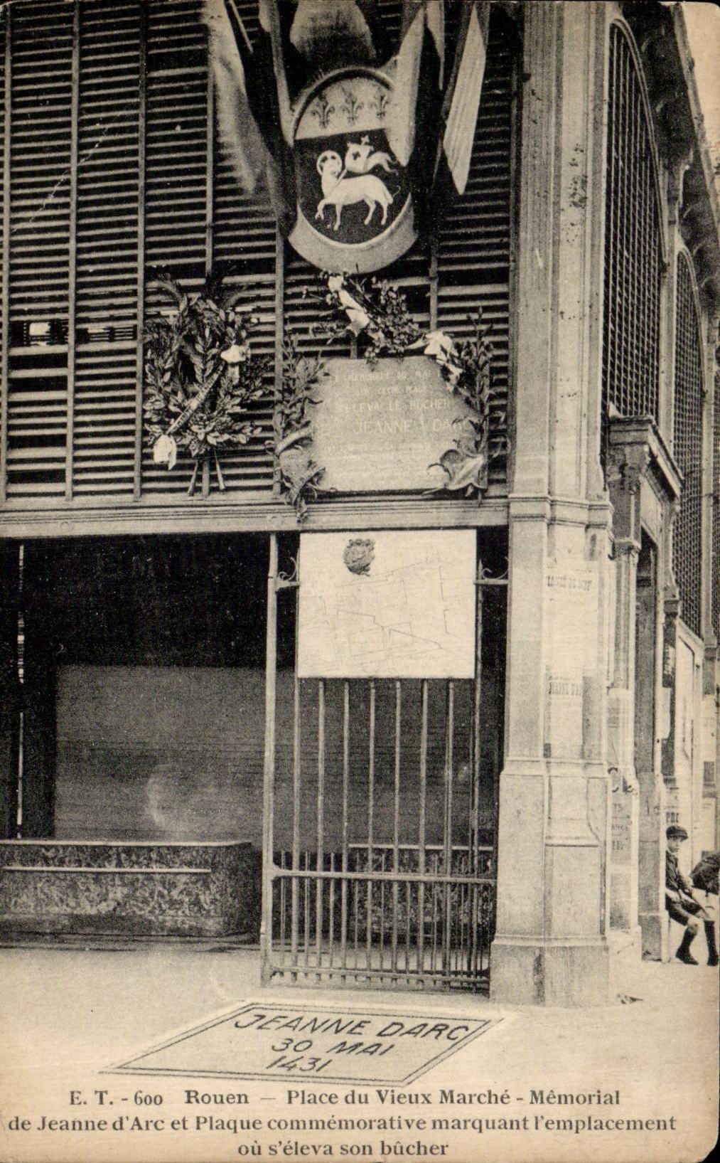 CPA Rouen Place du vieux marche Memorial de Jeanne d'arc et plaque commemorative marquant l'emplacement ou s'eleva son b