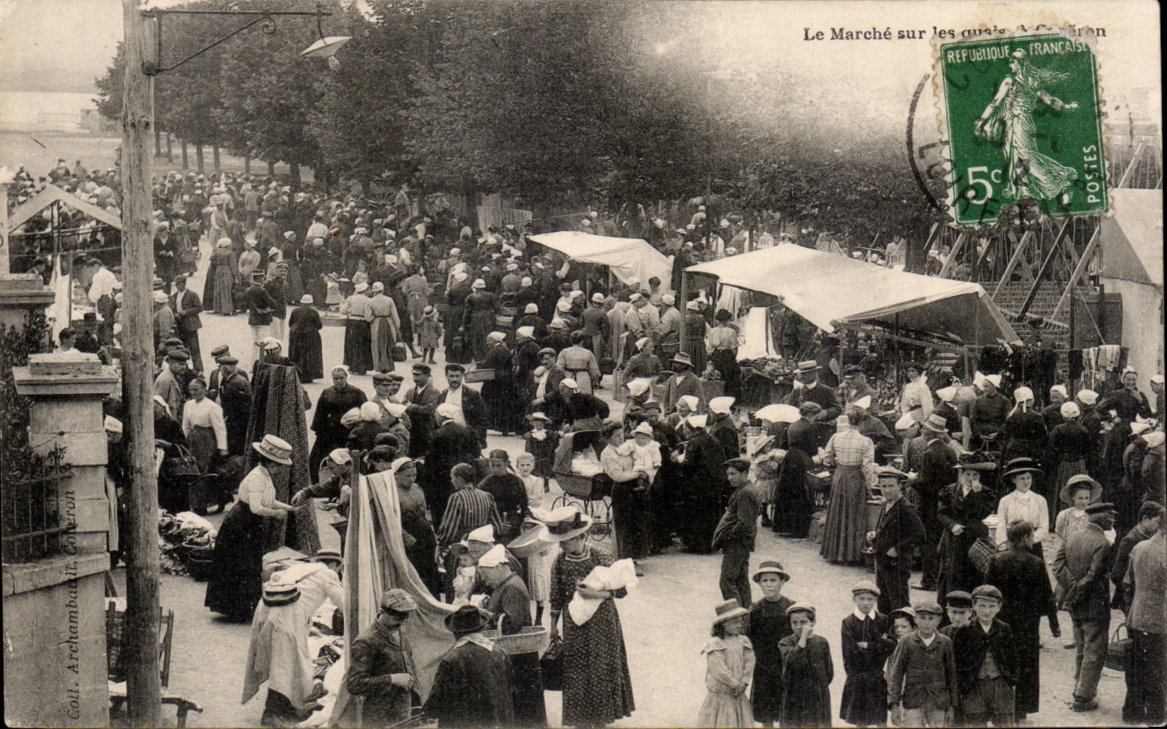 CPA Le marche sur les quais de Coueron 