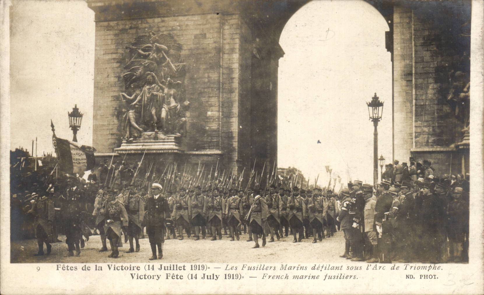 Fiestas de la Victoria (14 Julio 1919) — Los Fusileros de Marina desfilando bajo el Arco de Triunfo — ND. PHOT.
