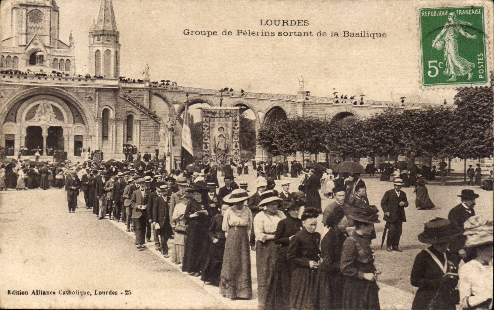 Lourdes — Groupe de Pèlerins sortant de la Basilique — Edition Alliance Catholique, Lourdes - 25