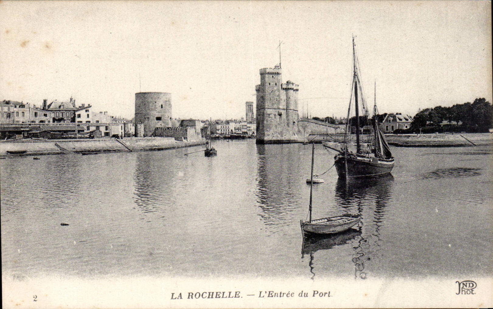 CPA La Rochelle L'entree du port