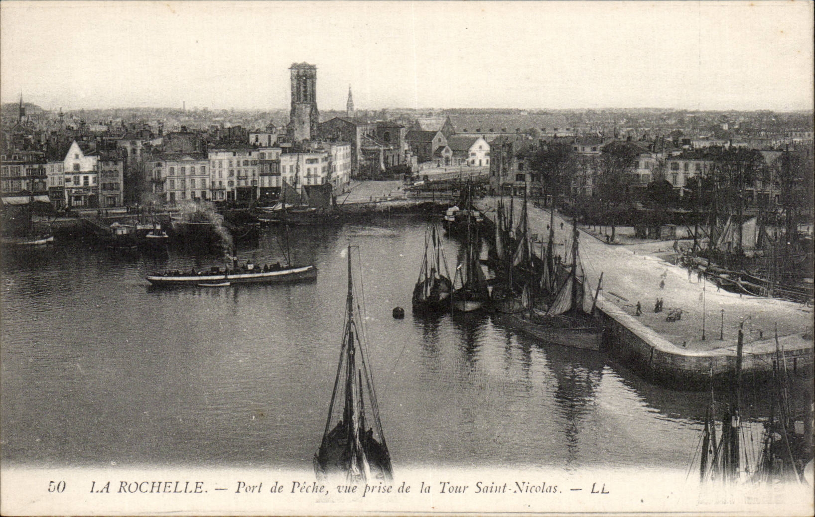 CPA La Rochelle Port de peche Vue prise de la tour Saint Nicolas
