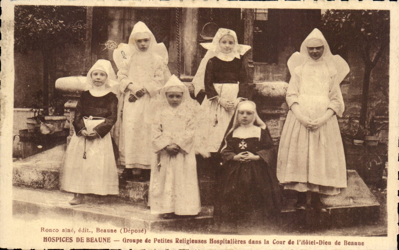 Hospices de Beaune — Groupe de Petites Religieuses Hospitalières dans la Cour de l'Hôtel-Dieu de Beaune — Ronco aîné, édit., Beaune (Déposé)