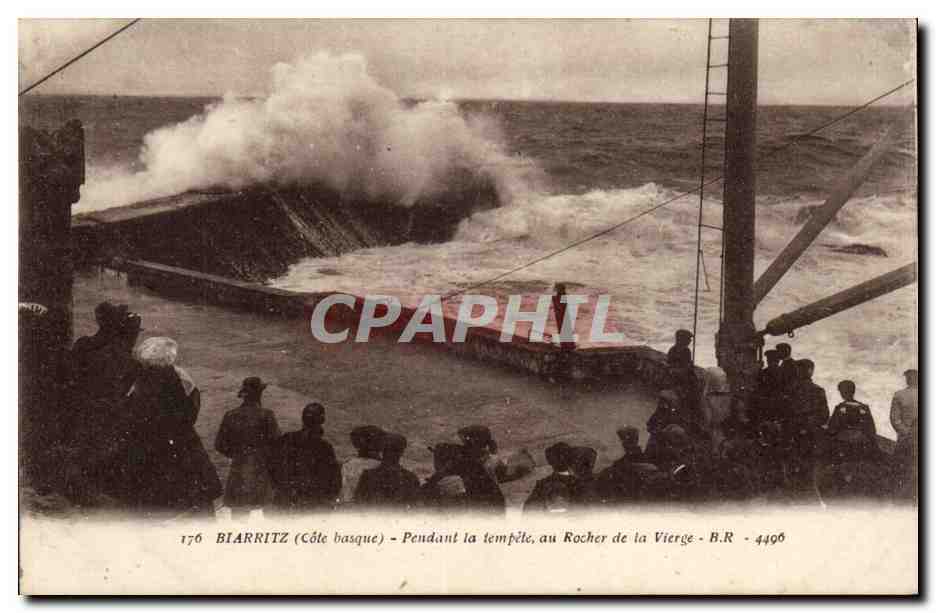 Biarritz - Pendent la Tempete - CPA 