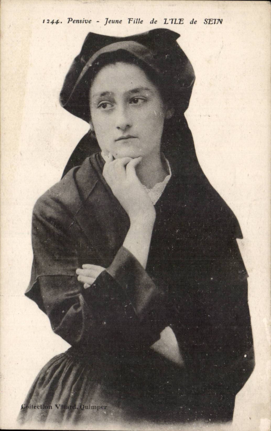 Folklore - Costumes - Jeune Fille de l'Ile de Sein - Pensive - CPA 