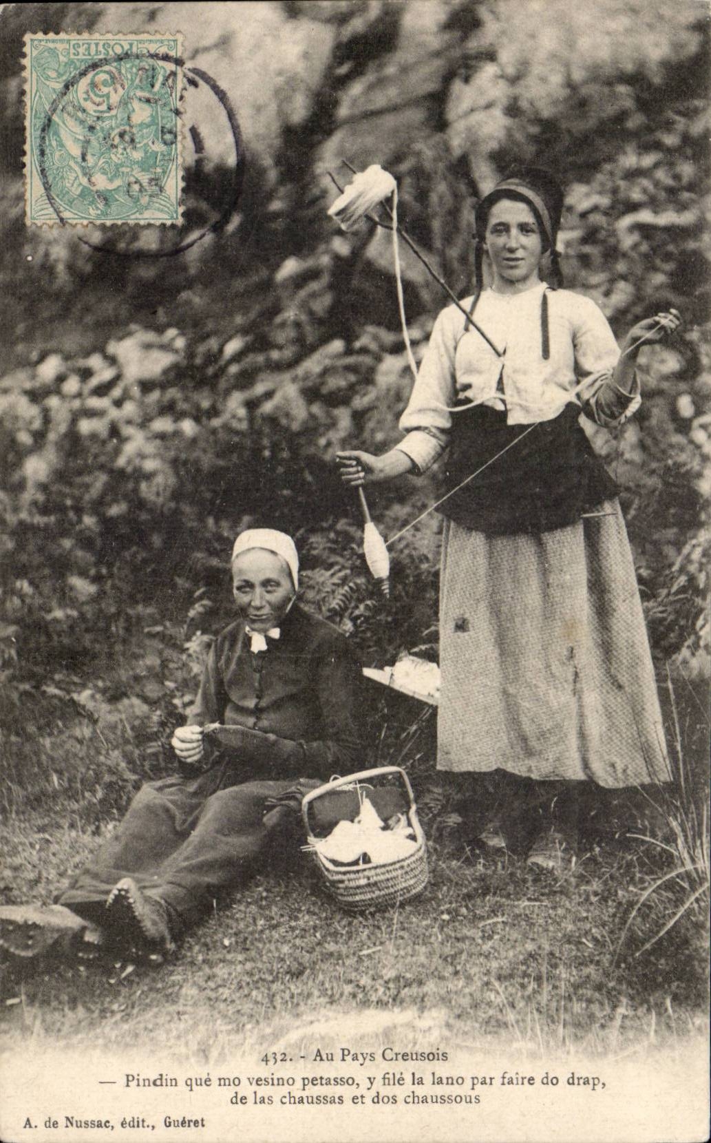 Deux femmes filant la laine — Au Pays Creusois — A. de Nussac, édit., Guéret