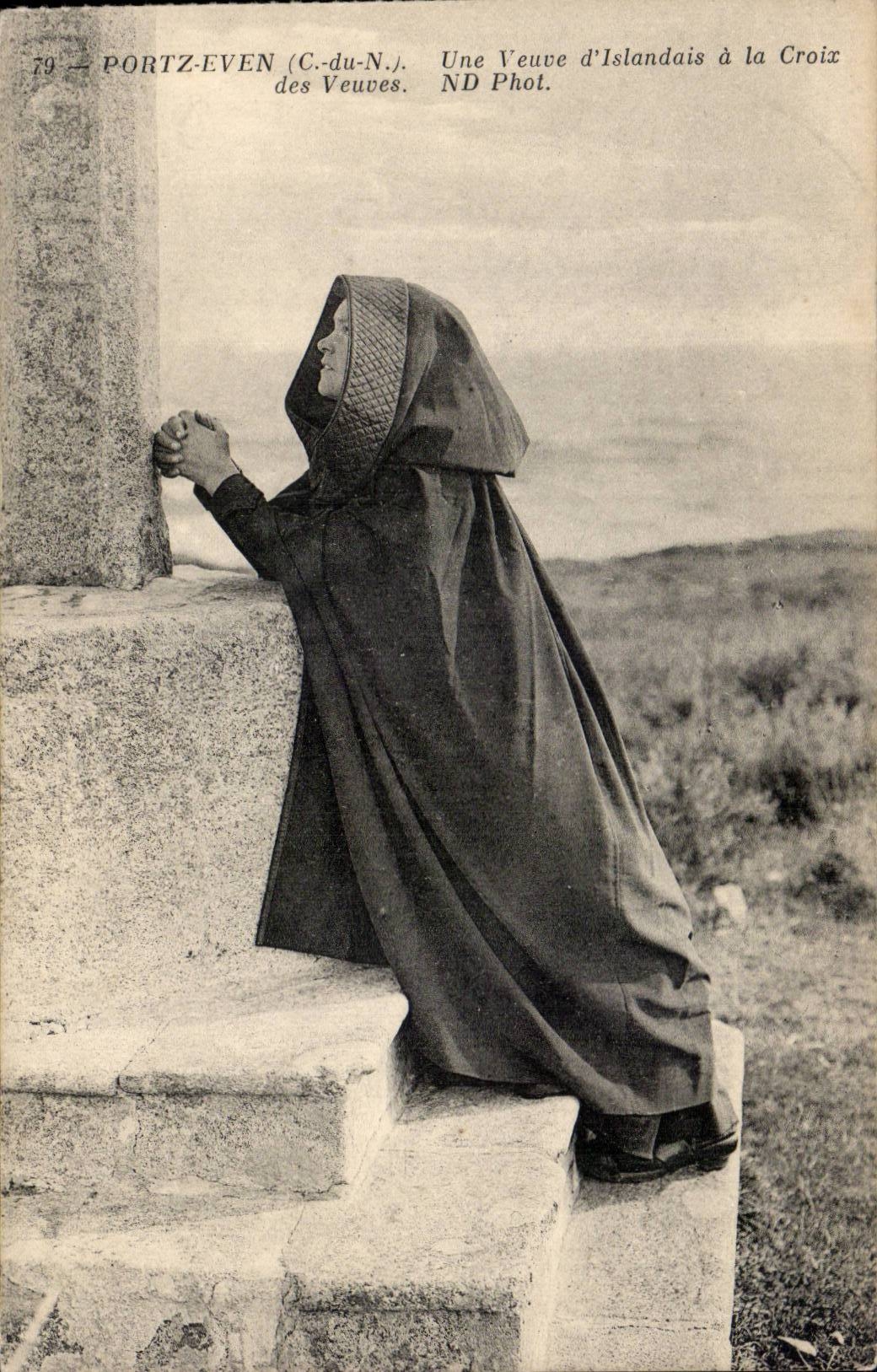 Portz-Even (C.-du-N.) — Une Veuve d'Islandais à la Croix — ND Phot.