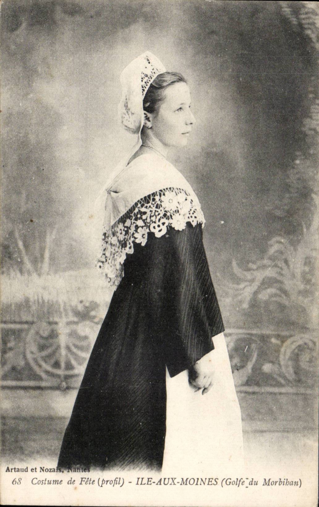 Costume de Fête (profil) — ILE-AUX-MOINES (Golfe du Morbihan) — Artaud et Nozaïs, Nantes, n°68