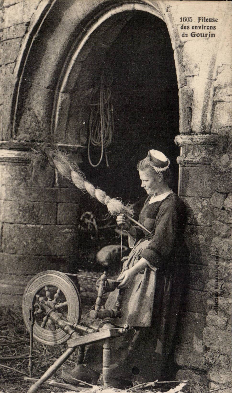 Folklore - Costumes - Fileuse des environs de Gourin - CPA 