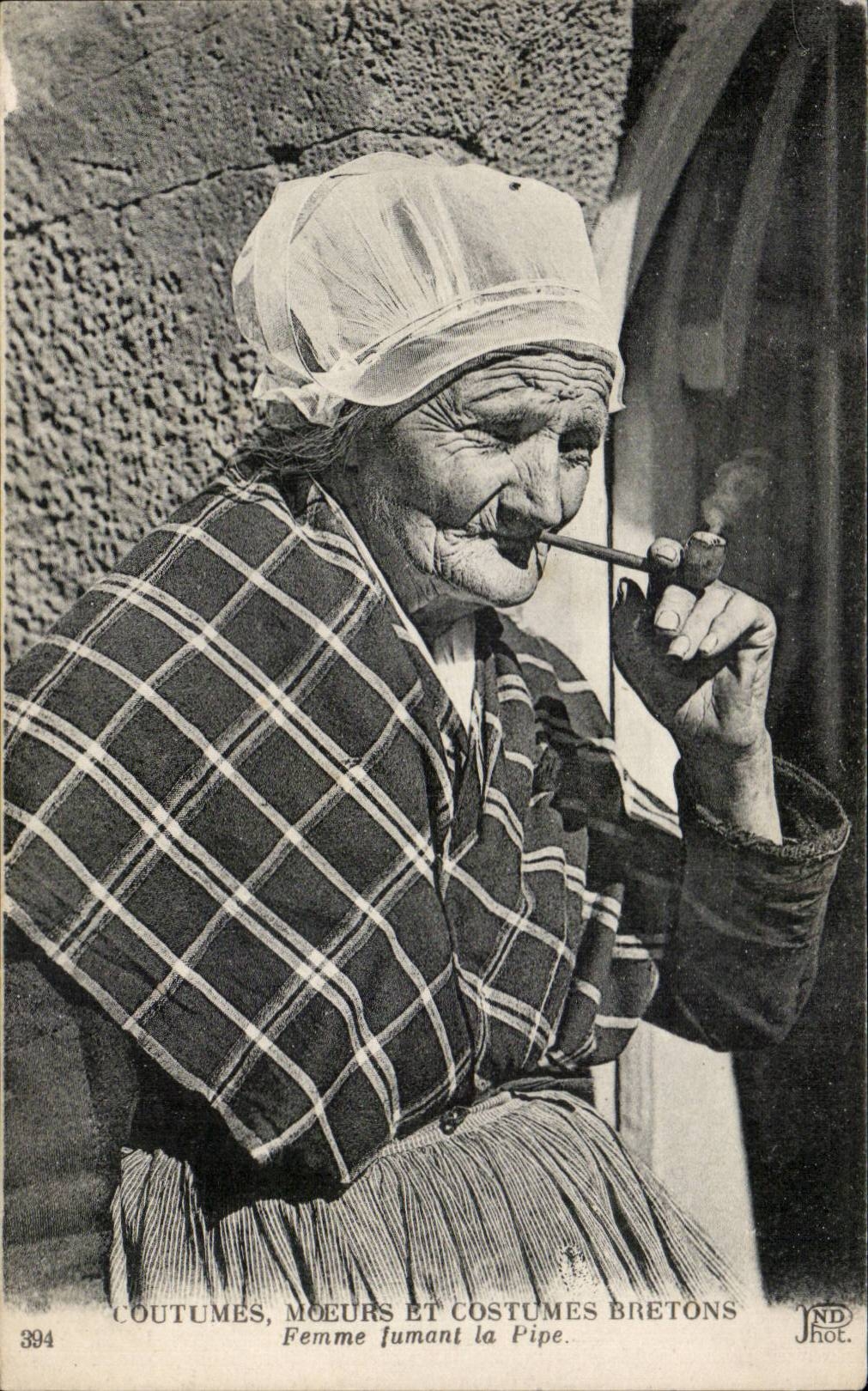 Femme fumant la pipe — Bretagne — JND Hot.