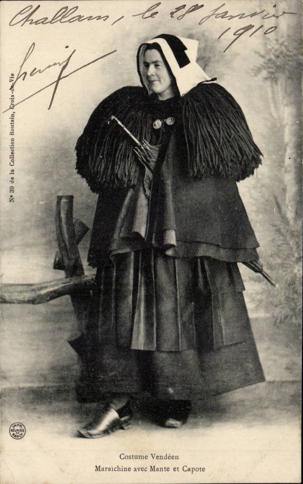 Folklore - Costume Vendeen - Maraichine avec Mante et Capote - CPA 