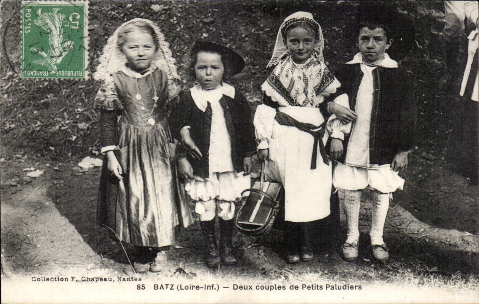 Folklore - Costumes - Batz - Deux Couples de Petits Paludiers - CPA 