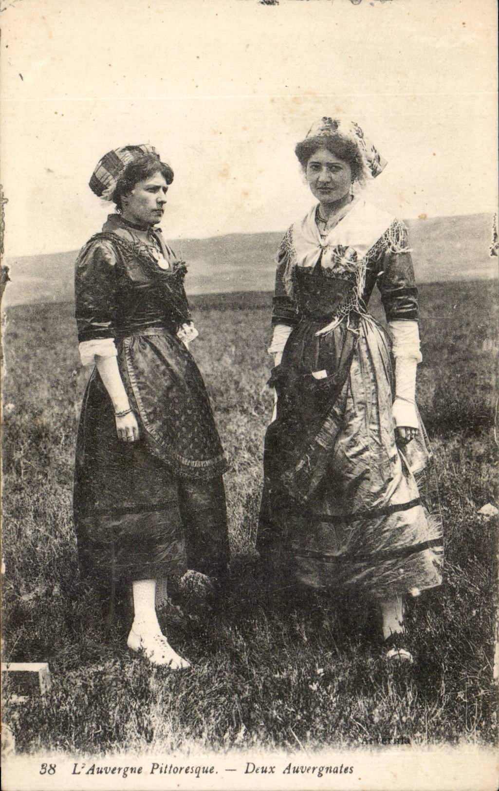 Folklore - Costumes - L'Auvergne Pittoresque - CPA 