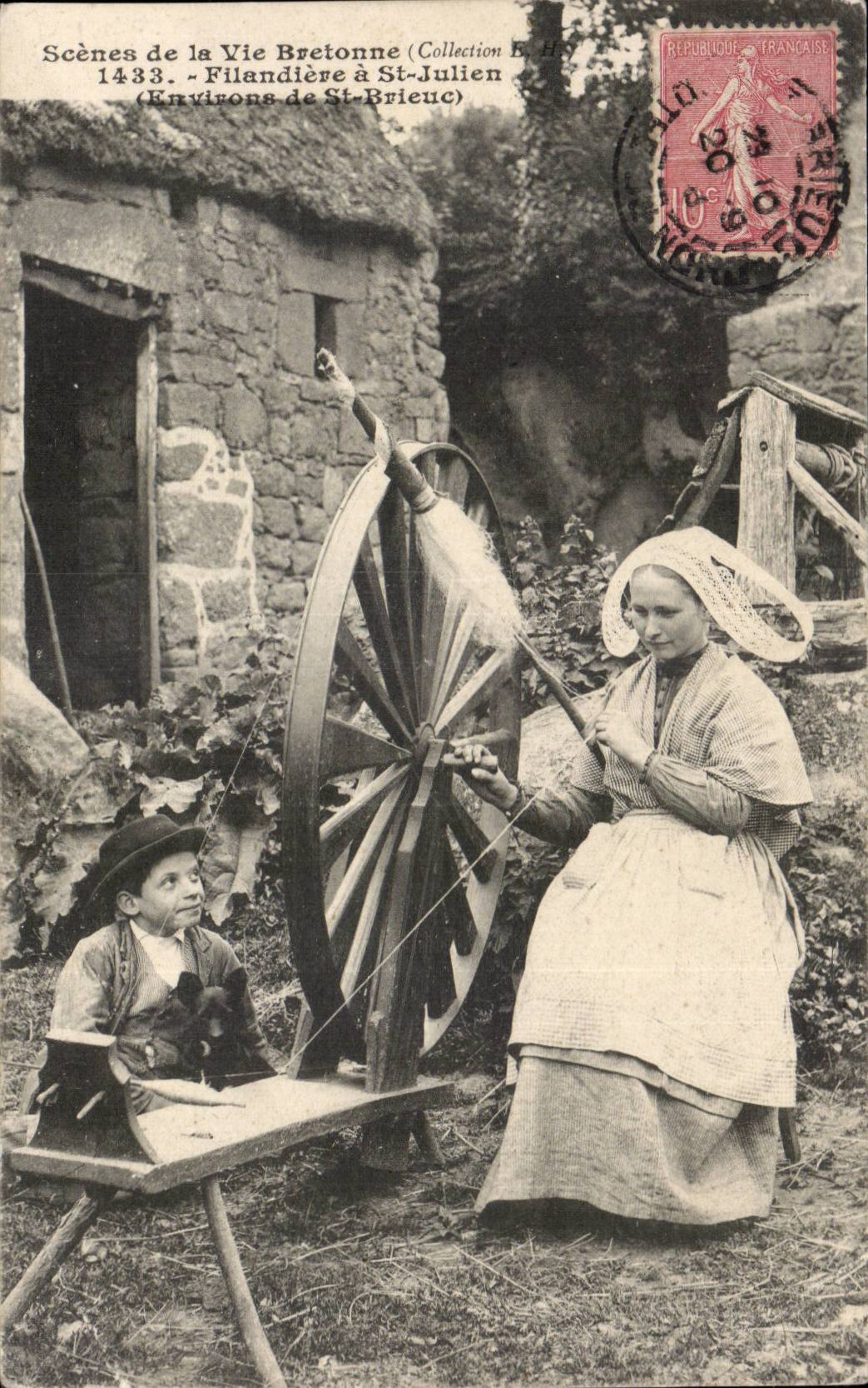 Folklore - Costumes - Scenes de la vie Bretonne - Filandiere a St Julien - Environs de St Brieuc - CPA 