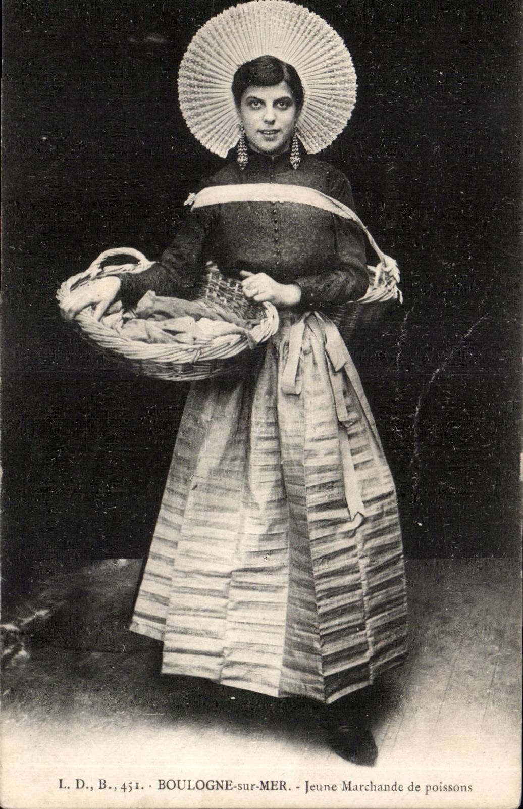 Folklore - Costumes - Boulogne sur Mer - Jeune marchande de Poissons - CPA 