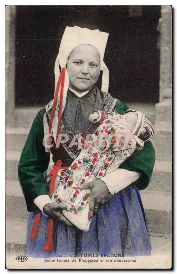 Folklore - Costumes Bretons - Jeune Femme de Plougastel et son nouveau ne - CPA 
