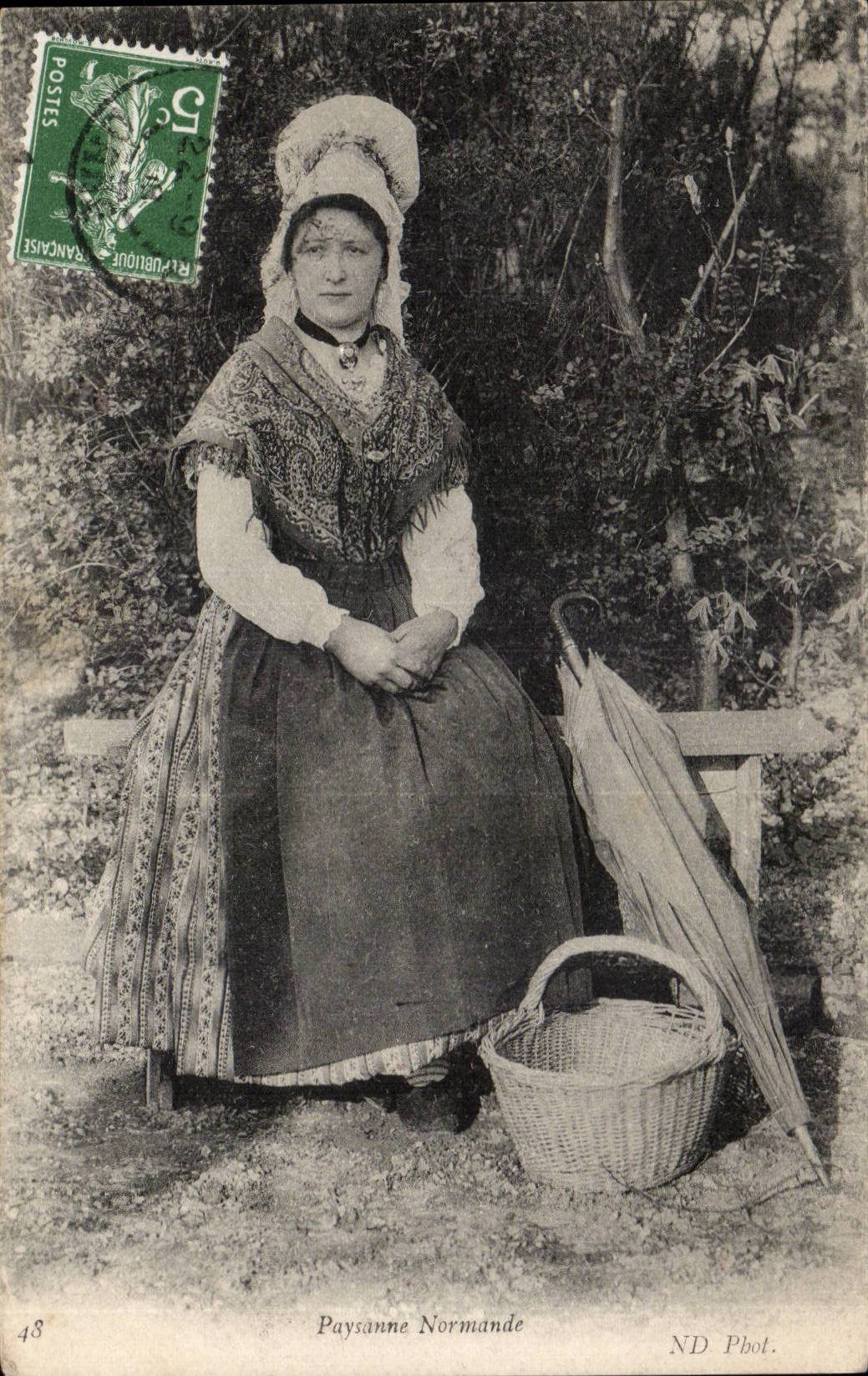 Folklore - Costumes - Paysanne Normande - CPA 