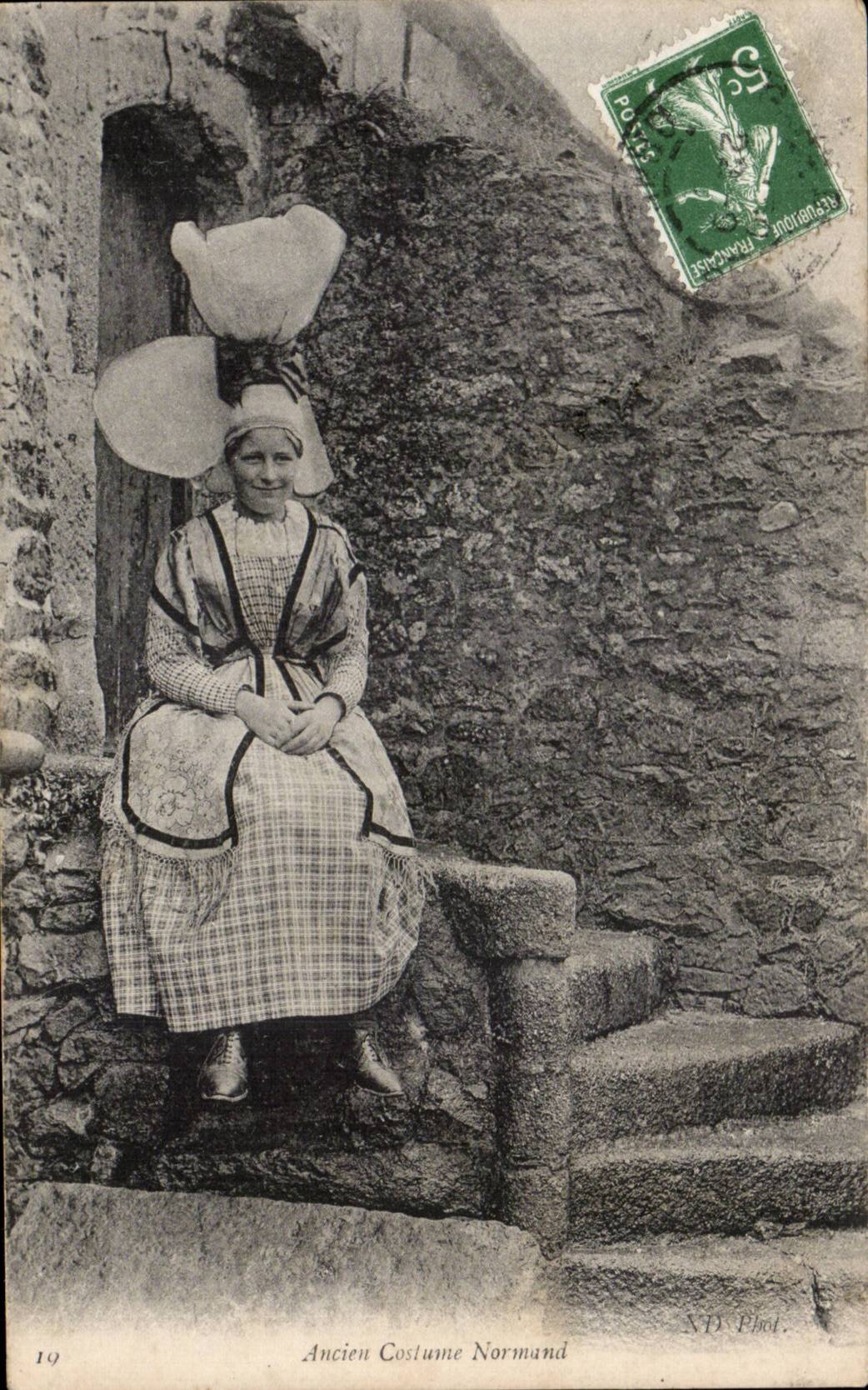Femme en costume normand — Ancien Costume Normand — NTS Phot. n°19