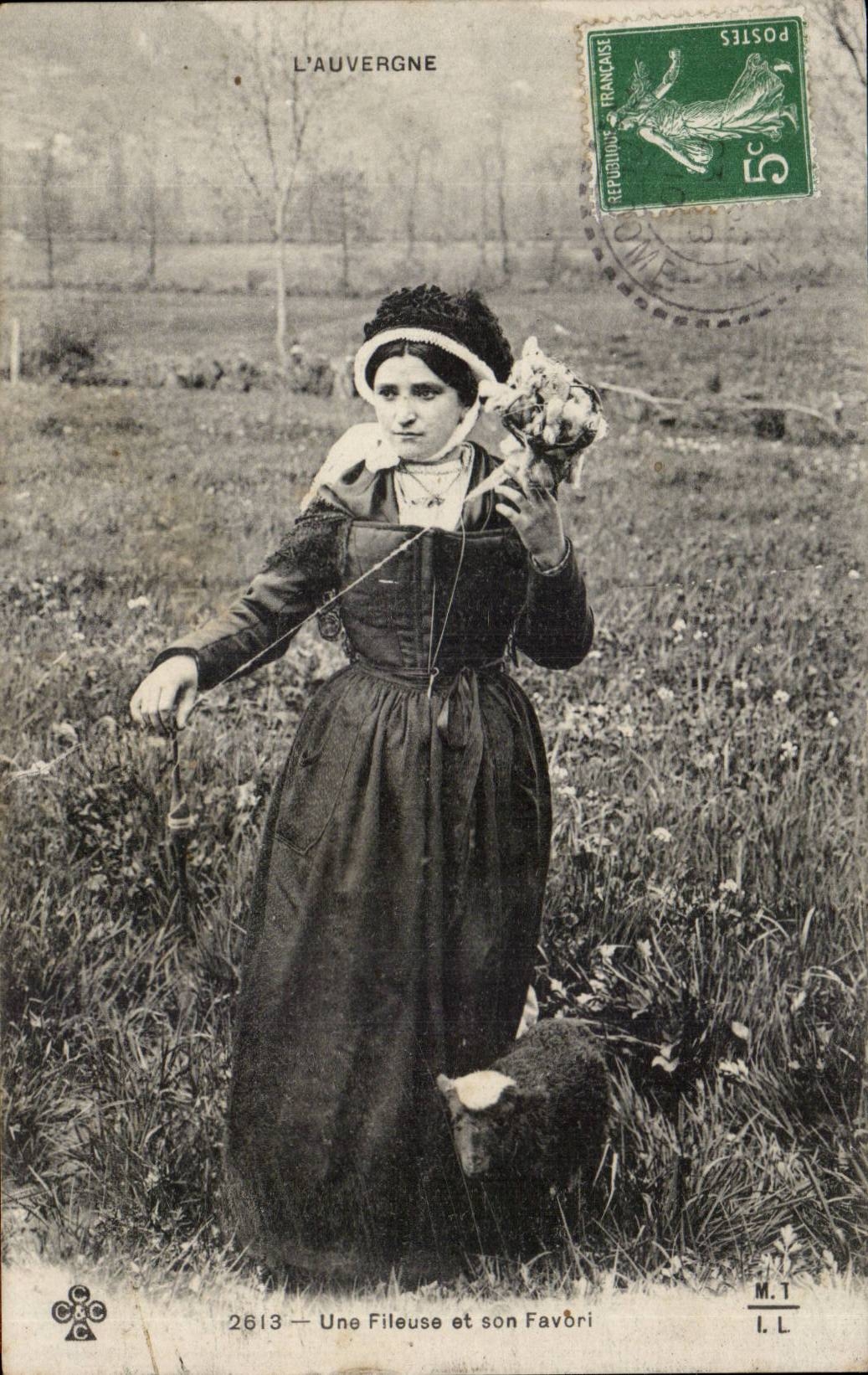 L'Auvergne — Une Fileuse et son Favori — M.T. n°2613