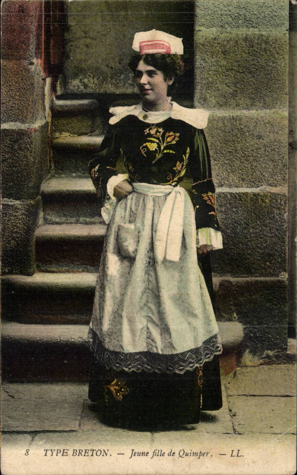 CPA Type breton Jeune fille de Quimper