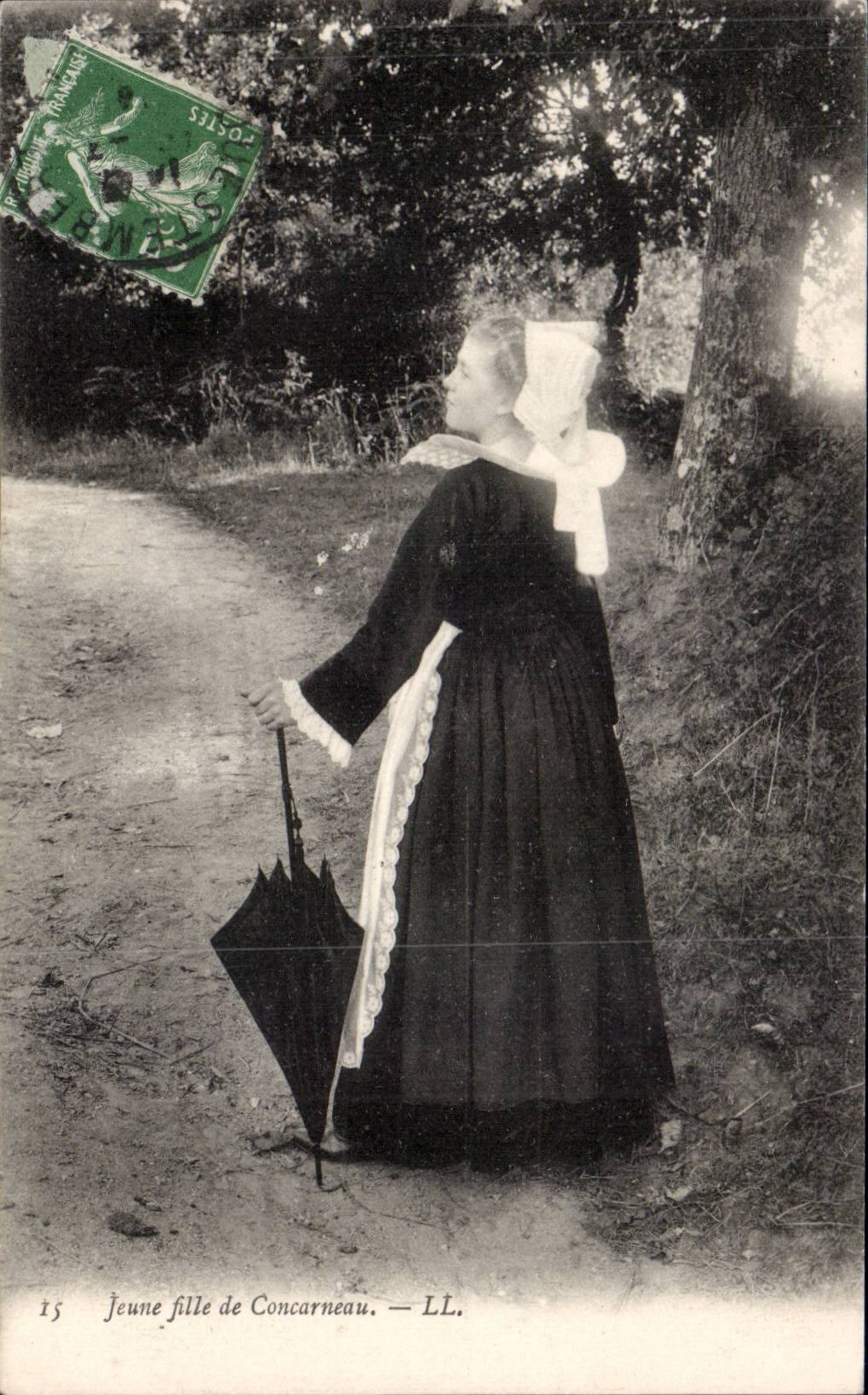 CPA Folklore Costume Type breton Jeune fille de Concarneau
