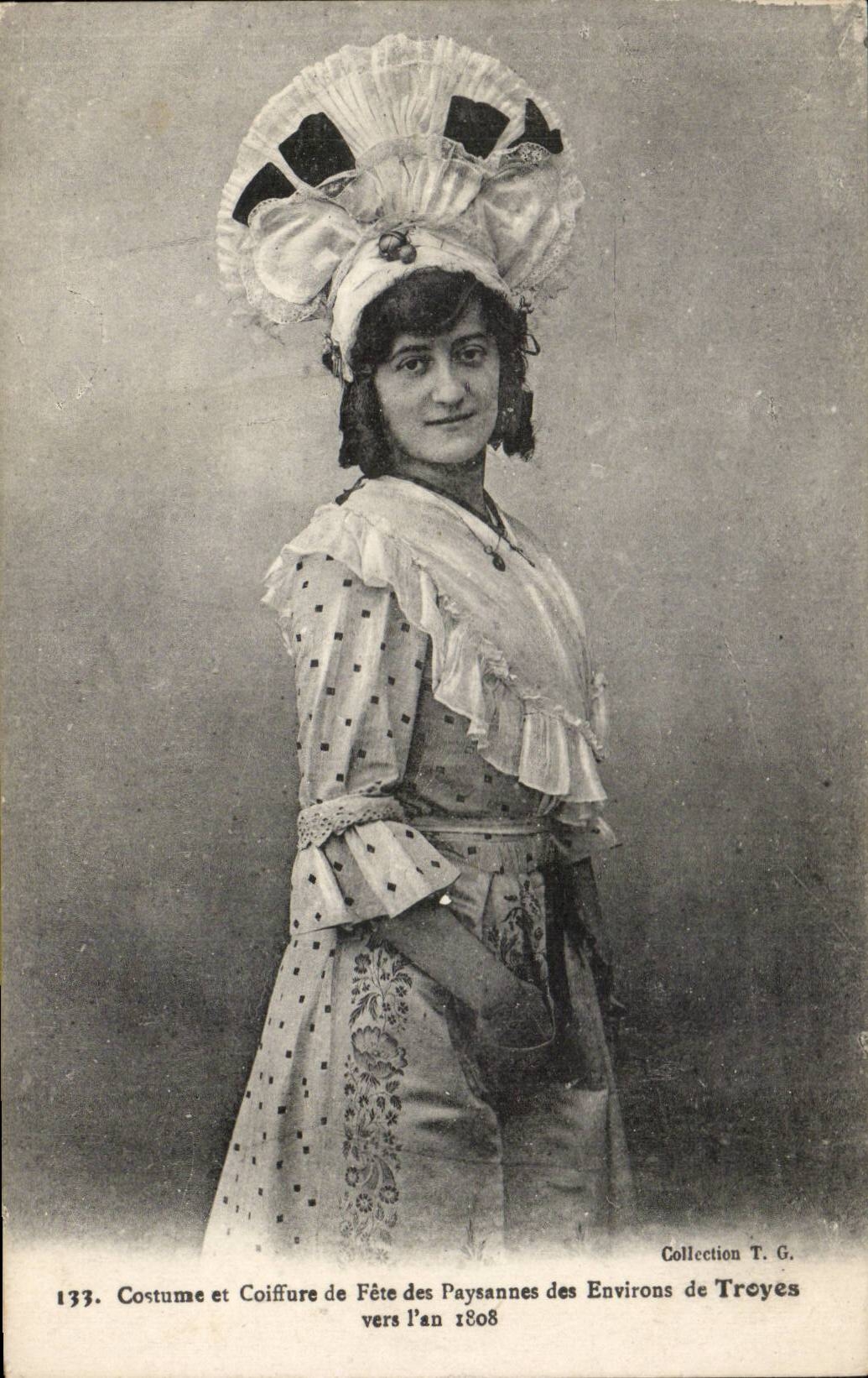 CPA Folklore Costume et coiffure de fete des pausannes des environs de Troyes vers l'an 1808